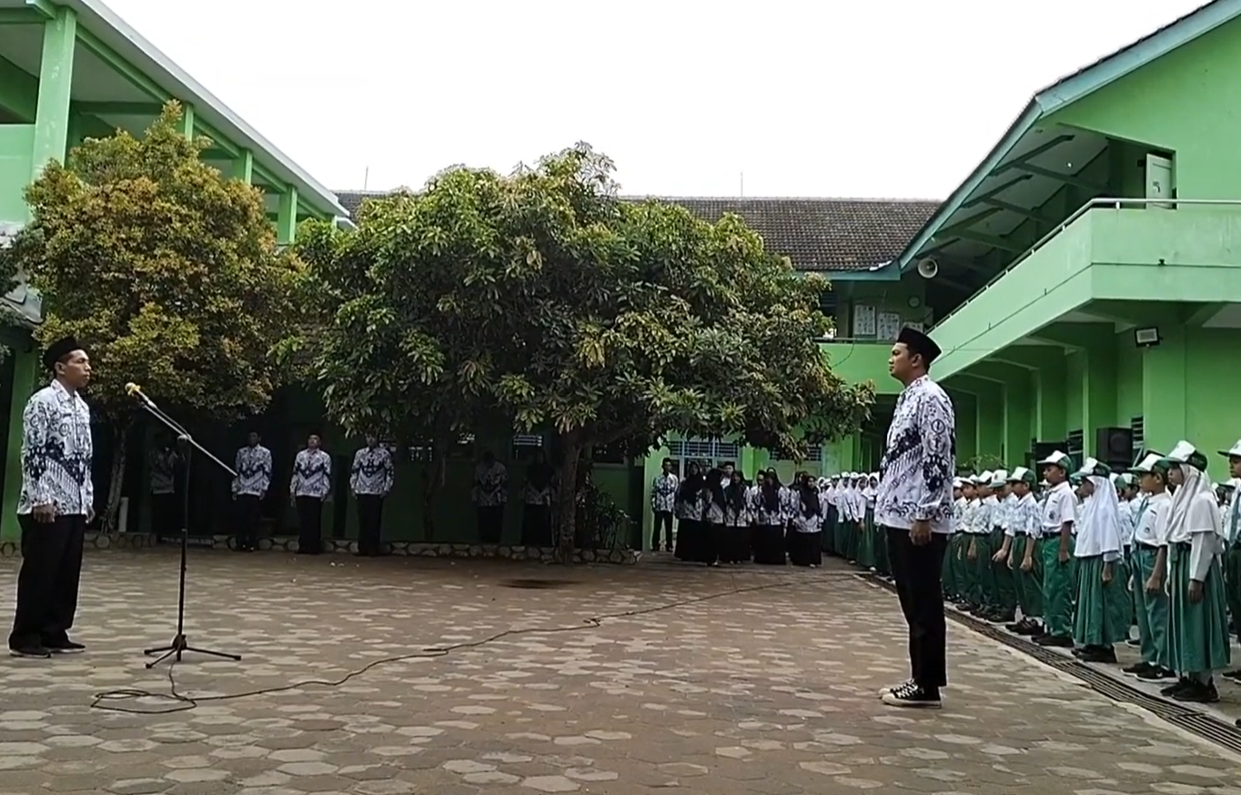 Upacara Memperingati Hari Guru